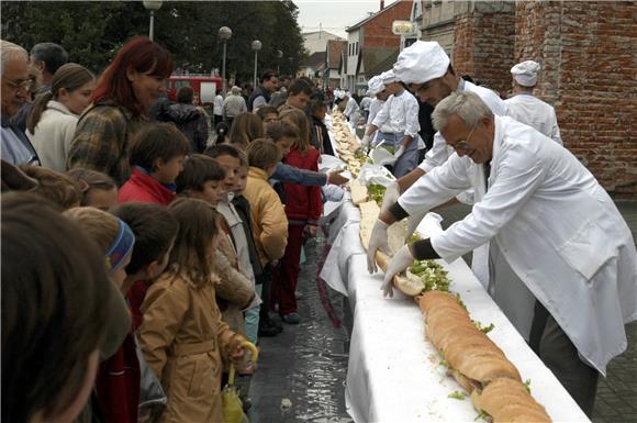 Nutricionisti: Glad možete zavarati dječjom kašicom 