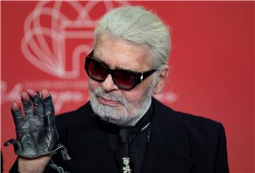 Preminuo modni dizajner Karl Lagerfeld