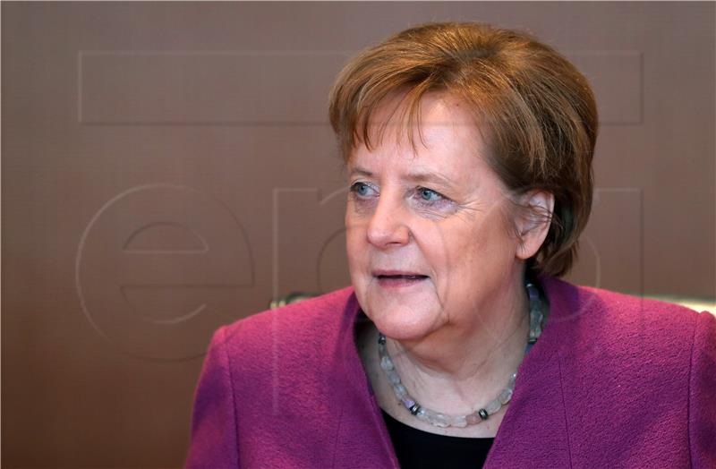 Merkel stala uz Junkera u sukobu s Victorom Orbanom