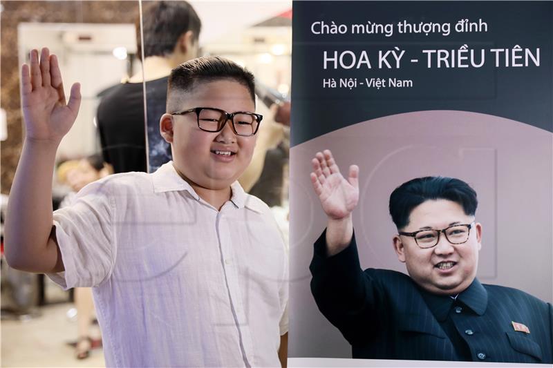 Hanoi se sprema za summit Trump-Kim s prigodnim majicama, pićima, frizurama