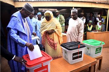 Počeli predsjednički izbori u Nigeriji: Buhari glasao