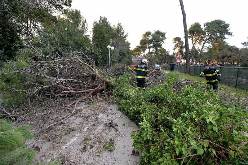 Olujni udari bure uzrokovali teškoće u prometu i širili požare u sedam županija