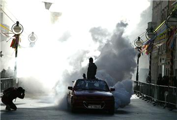 Održan tradicionalni maškarani auto-rally "Pariz-Bakar"