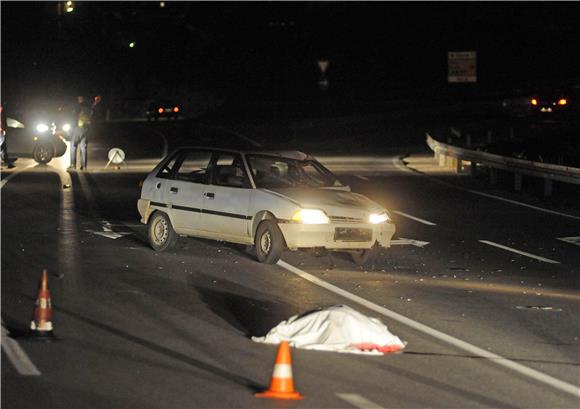 Kod Siska poginuo 84-godišnji pješak - jedan ga automobil udario, a drugi pregazio