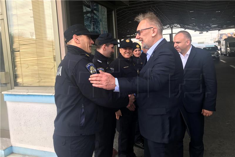 Bozinovic visits Croatian police on North Macedonian-Greek border