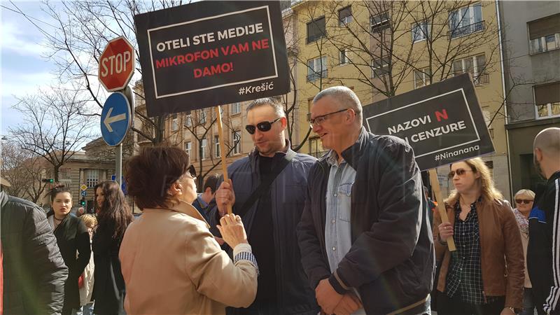 Okupljanje prije prosvjeda "Oteli ste medije, novinarstvo ne damo!"