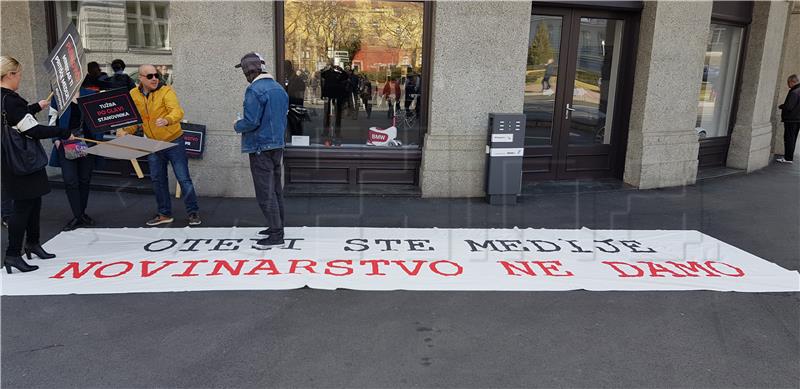 Okupljanje prije prosvjeda "Oteli ste medije, novinarstvo ne damo!"