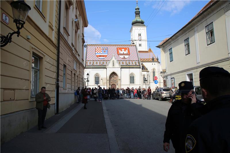 Prosvjed "Oteli ste medije, novinarstvo ne damo!" ispred Vlade RH