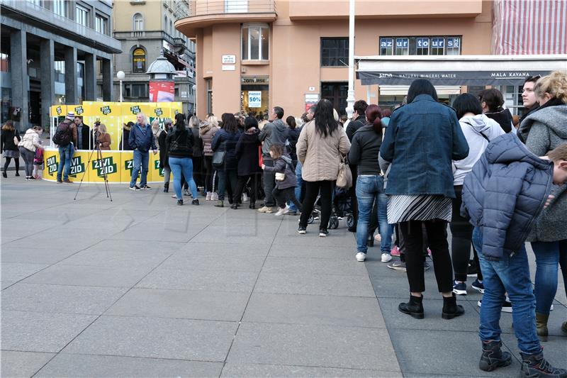 Živi zid dijelio donacije za roditelje u Zagrebu