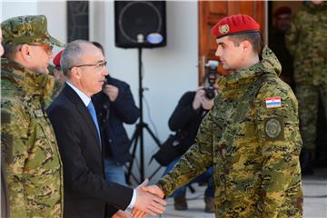 Krstičević uručio crvene beretke novim pripadnicima 3. mehanizirane bojne Pauci