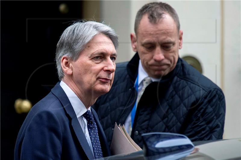 Hammond: London će odgoditi brexit ako parlamentarci odbiju Mayin dogovor