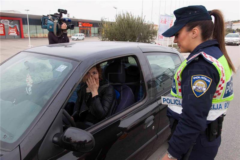 Šibenski policajci u povodu Dana žena vozačicama dijelili ruže