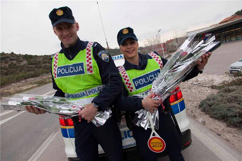 Šibenski policajci u povodu Dana žena vozačicama dijelili ruže