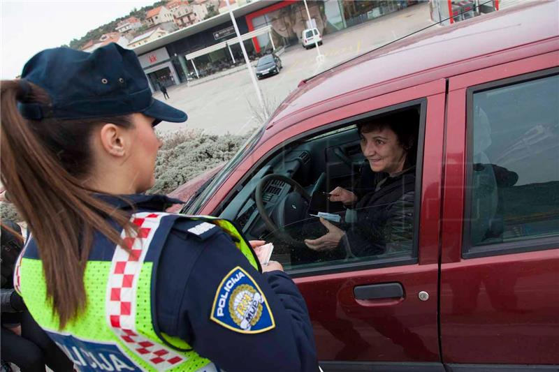 Šibenski policajci u povodu Dana žena vozačicama dijelili ruže