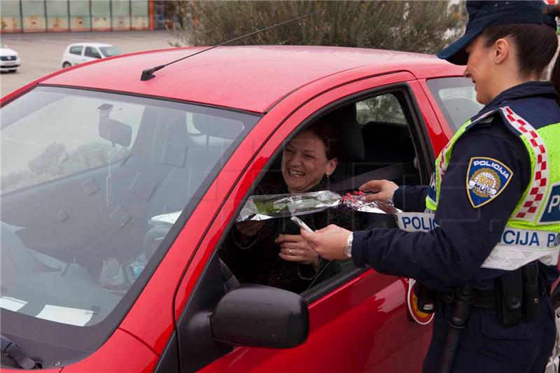 Šibenski policajci u povodu Dana žena vozačicama dijelili ruže