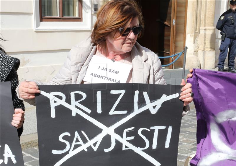 Protest Ženske mreže "Tražimo siguran i besplatan pobačaj u svim bolnicama!"