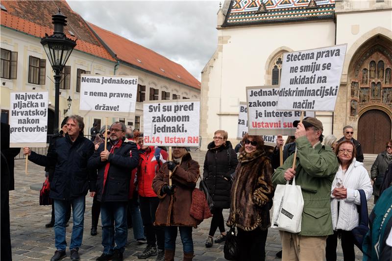 Članovi Udruge stanara Grada Splita ispred Ustavnog suda