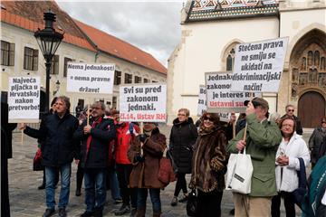 Članovi Udruge stanara Grada Splita ispred Ustavnog suda