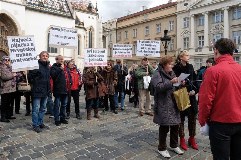 Članovi Udruge stanara Grada Splita ispred Ustavnog suda