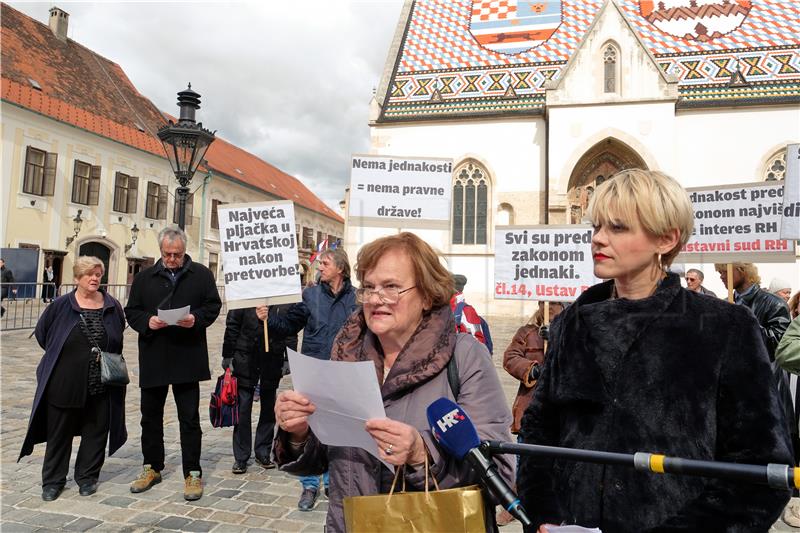 Članovi Udruge stanara Grada Splita ispred Ustavnog suda