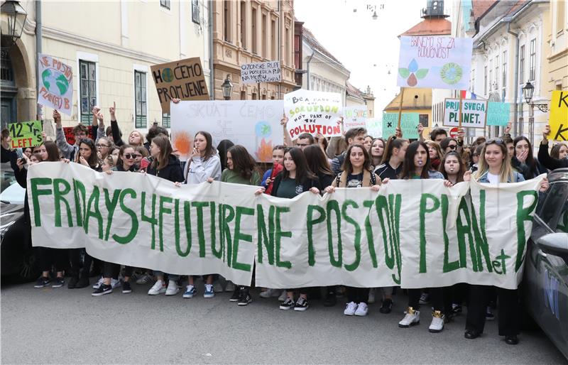 Počeo prosvjed učenika "Petkom za budućnost"