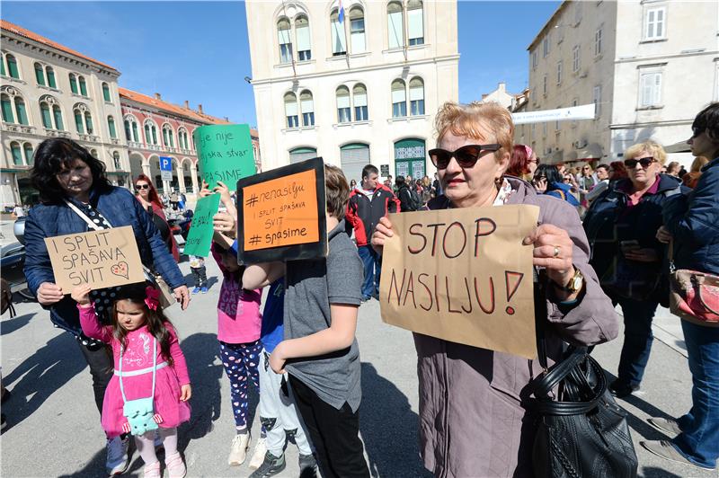 Prosvjed protiv nasilja #Spasime na splitskoj rivi