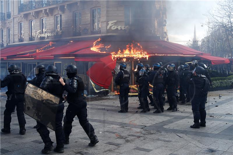 U prosvjedu žutih prsluka pljačka i palež na Elizejskim poljanama 