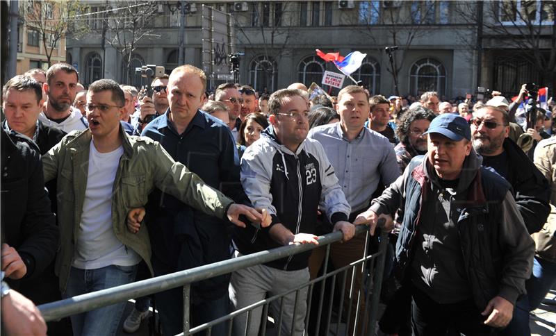 Vučić poručio da neće dozvoliti nasilje, ispred predsjedništva prosvjedi