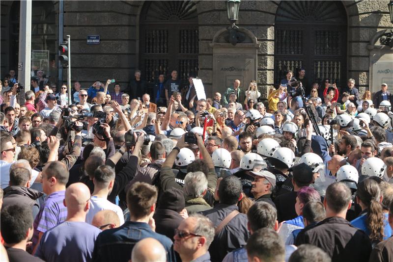 Beograd: Prosvjednici zahtijevaju oslobađanje uhićenih zbog ulaska u RTS