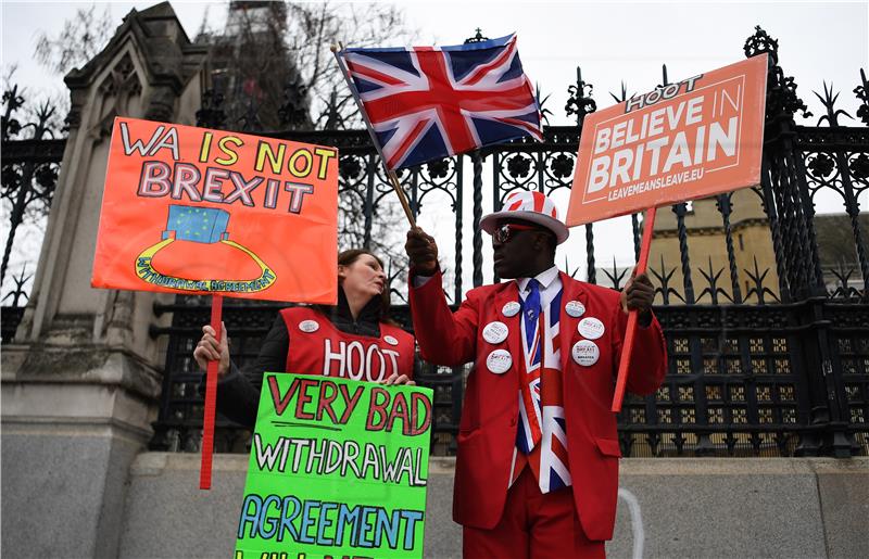 Pariz traži jamstva od Londona da će usvojiti sporazum, Berlinu odgoda brexita do europskih izbora nije sporna