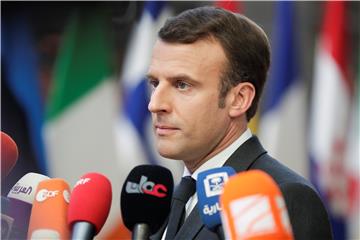 Macron upozorava May da bi se Britanija mogla suočiti s neuređenim Brexitom