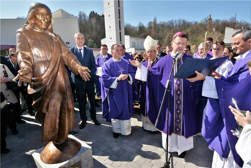 U Karlovcu blagoslovljen kip sv. Majke Terezije