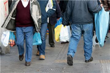 Grkinja isplela sako i suknju od plastičnih vrećica