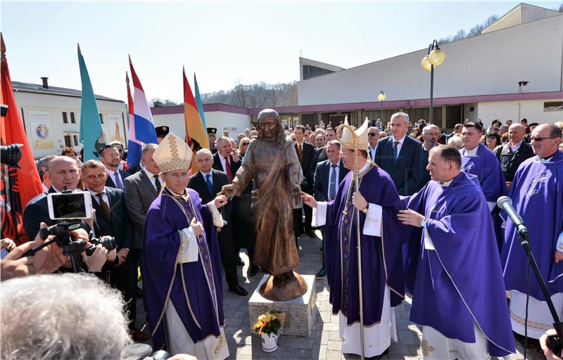 Karlovac: Blagoslov kipa Majke Terezije u Nacionalnom svetištu sv. Josipa