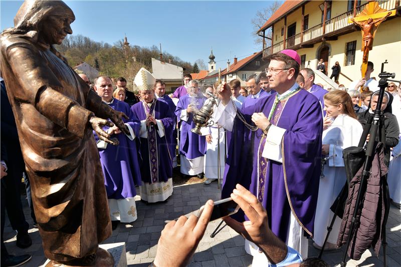 Karlovac: Blagoslov kipa Majke Terezije u Nacionalnom svetištu sv. Josipa