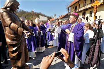 Karlovac: Blagoslov kipa Majke Terezije u Nacionalnom svetištu sv. Josipa