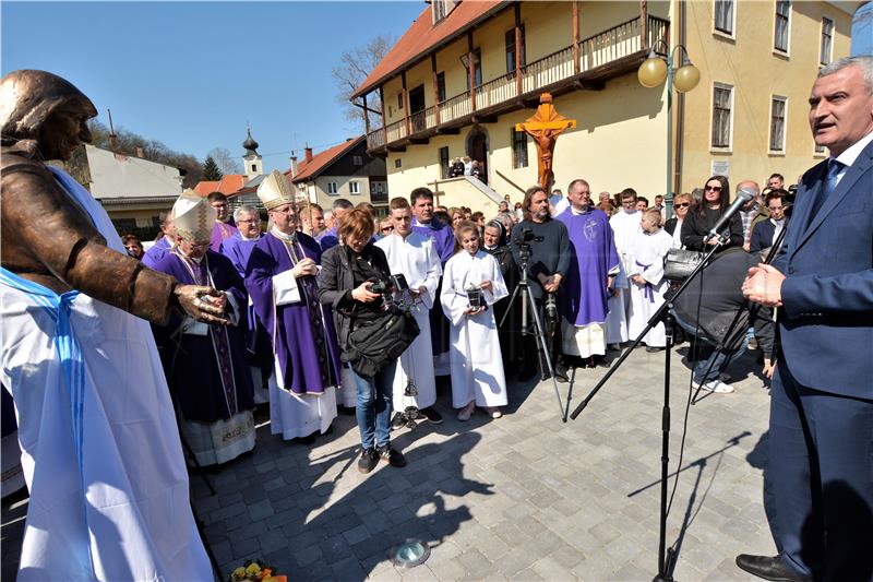 Karlovac: Blagoslov kipa Majke Terezije u Nacionalnom svetištu sv. Josipa