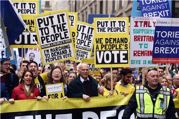 Stotine tisuća Britanaca marširaju Londonom za novi referendum o brexitu