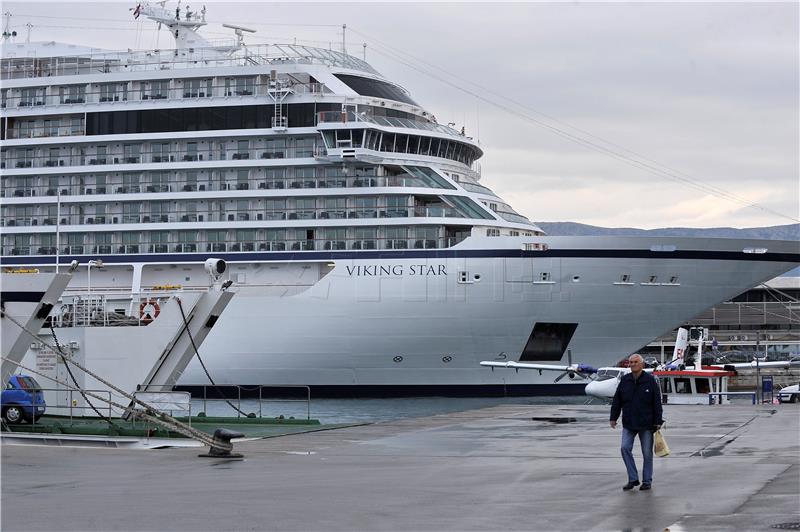 Norveški brod Viking Sky vratio se u luku nakon havarije