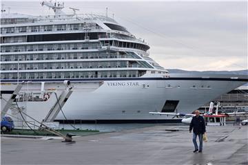 Norveški brod Viking Sky vratio se u luku nakon havarije