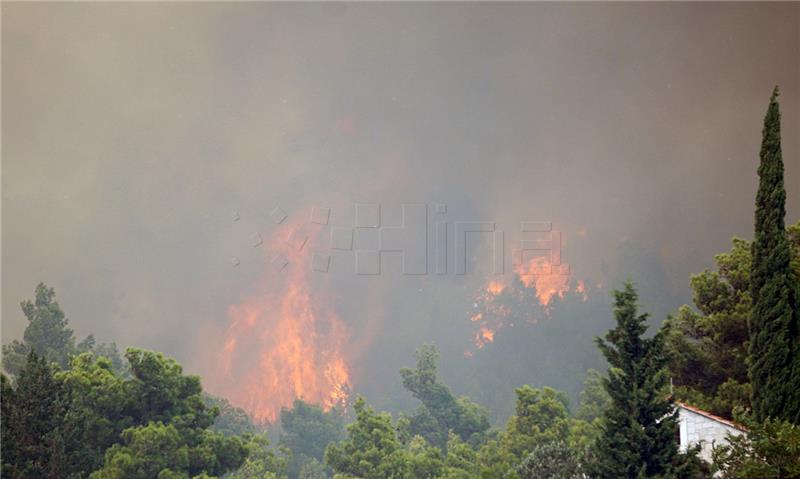 Još aktivan veliki požar kod Muća, izgorjelo više od 30 hektara šume