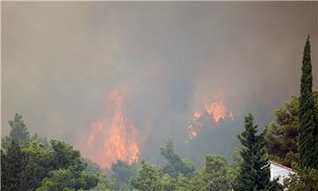 Još aktivan veliki požar kod Muća, izgorjelo više od 30 hektara šume