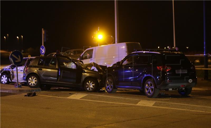 U sudaru četiriju vozila jedna osoba poginula, dvije ozlijeđene