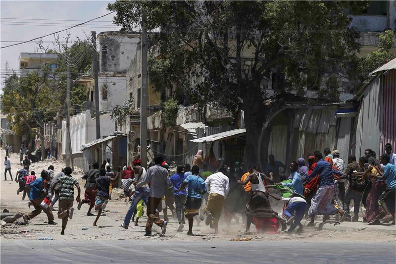 Automobil bomba usmrtila najmanje osmero ljudi ispred hotela u Mogadišuu