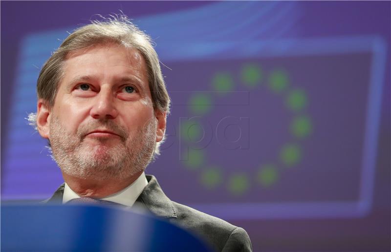 Hahn: Europska komisija će do kraja svibnja ocijeniti spremnost BiH za kandidaturu