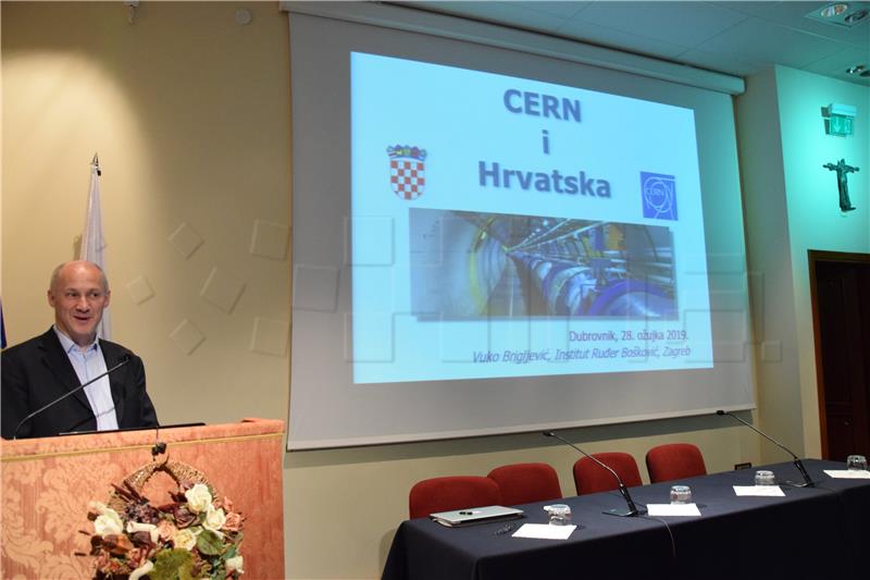 Dubrovački srednjoškolci sudjeluju u CERN-ovom Masterclassu „Međunarodni znanstveni dan za male istraživače"