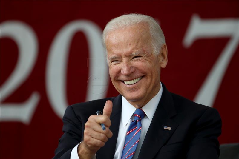 Bivši američki potpredsjednik Joe Biden brani se od optužbe za neprimjeren poljubac  