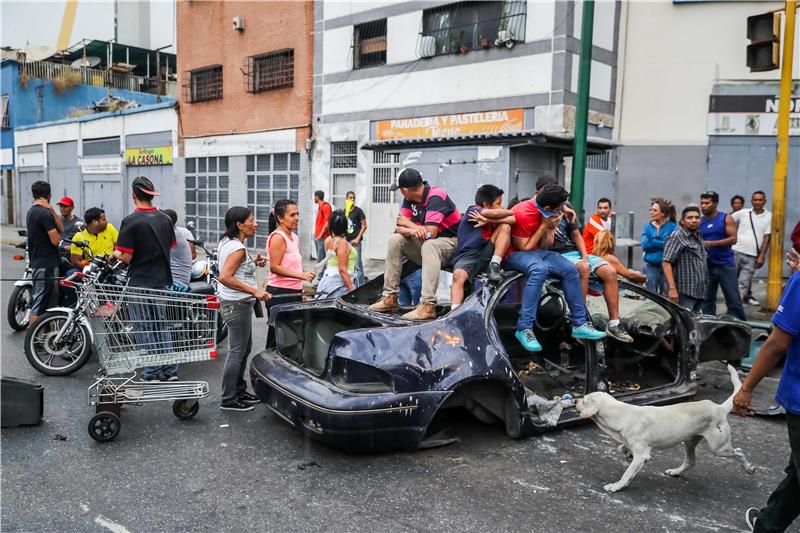 Venezuela: Prosvjedi zbog nestašica, zapaljene barikade