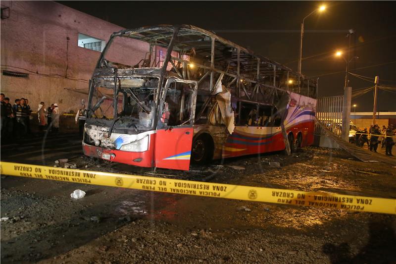 Najmanje dvadeset ljudi poginulo u zapaljenom autobusu u Peruu