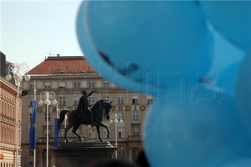 Puštanje plavih balona na Trgu bana Jelačića povodom Svjetskog dana svjesnosti o autizmu